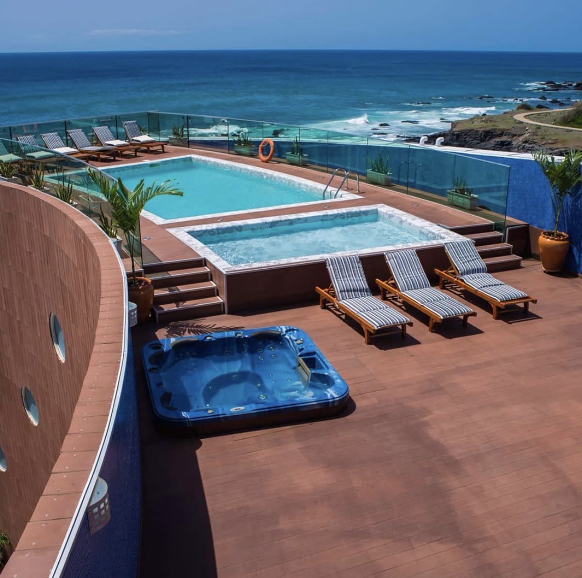 Rooftop pool deck and jacuzzi at Hotel VIP Praia overlooking the Atlantic